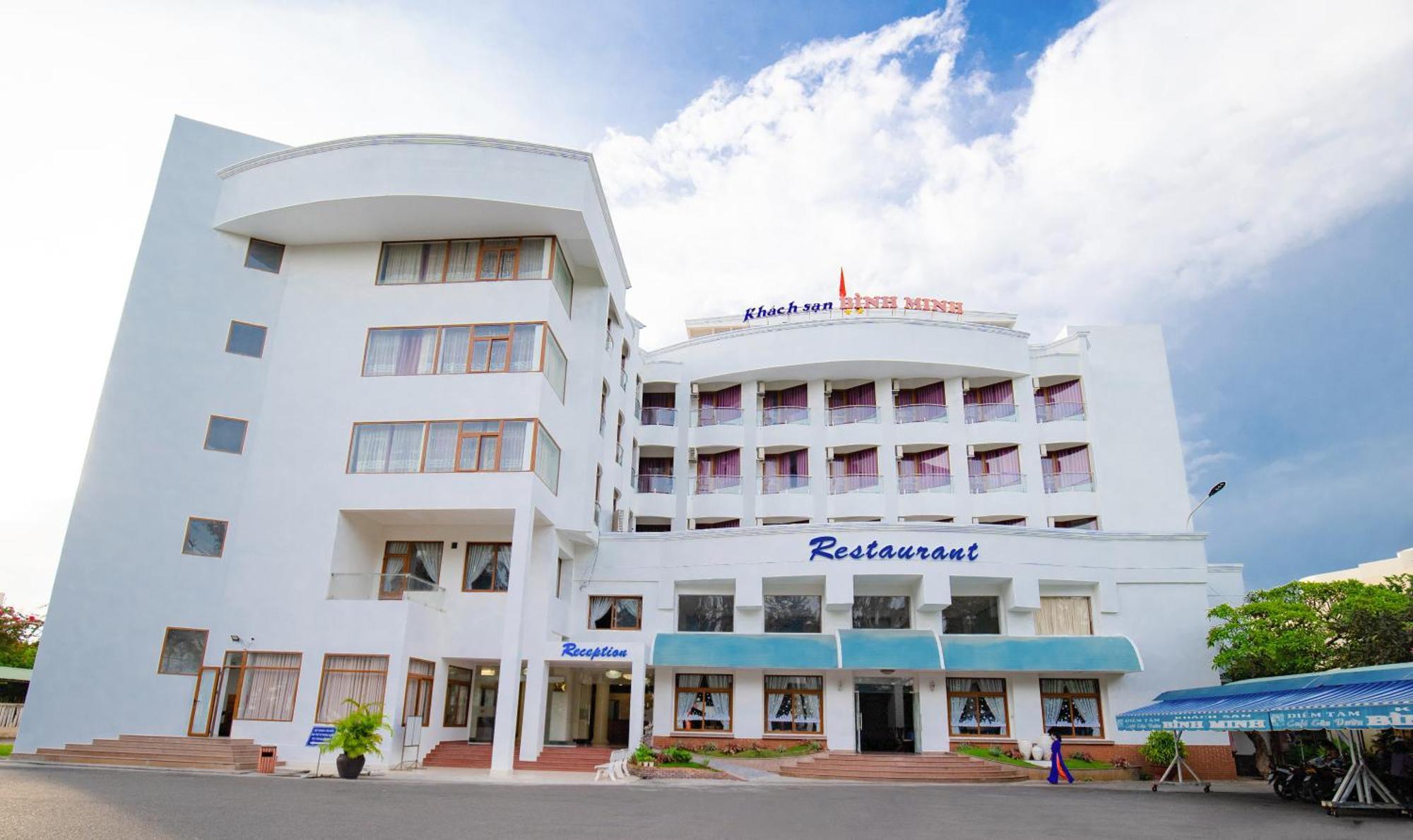 Отель Khach San Binh Minh Фантхьет Экстерьер фото