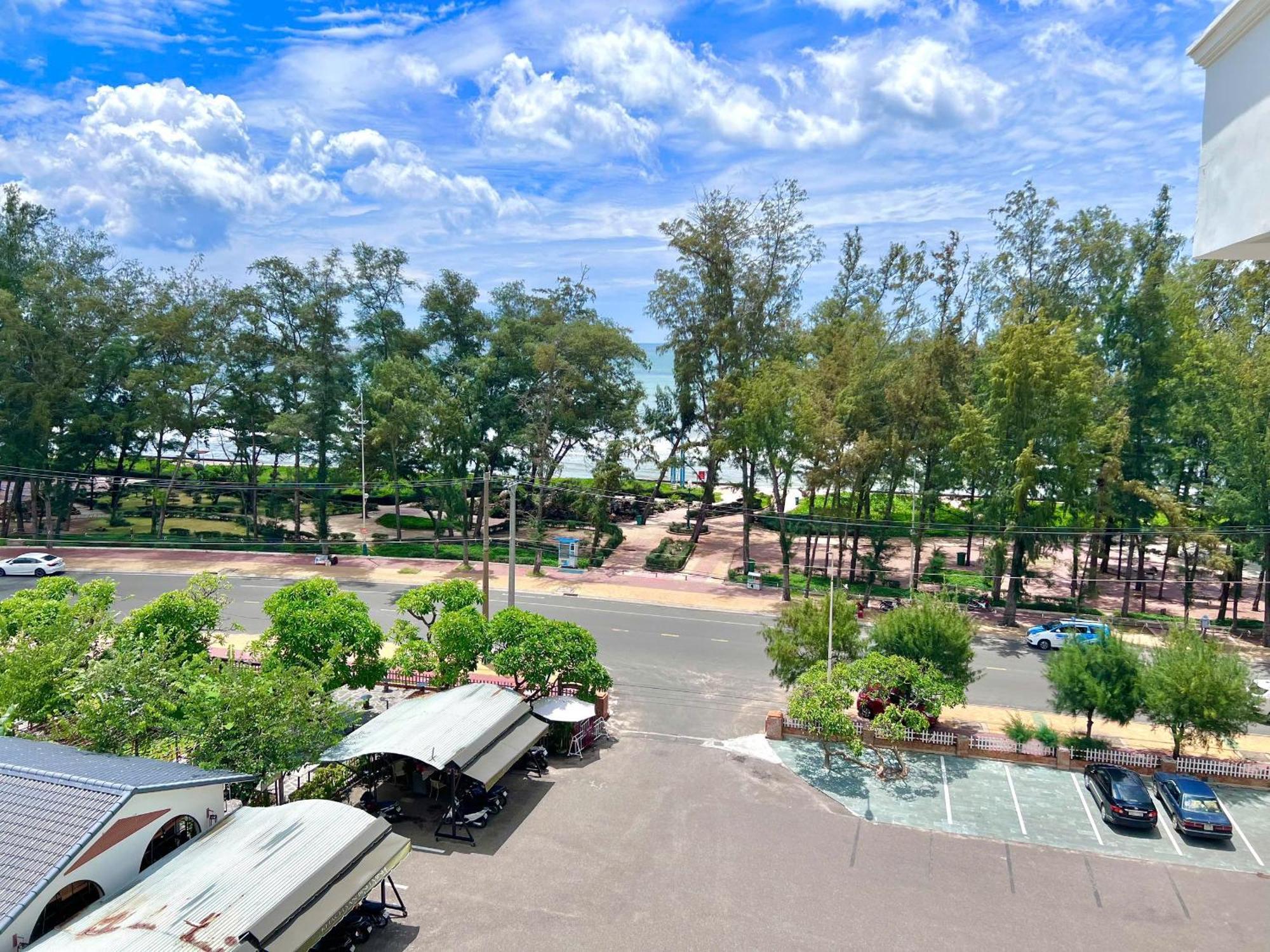 Отель Khach San Binh Minh Фантхьет Экстерьер фото