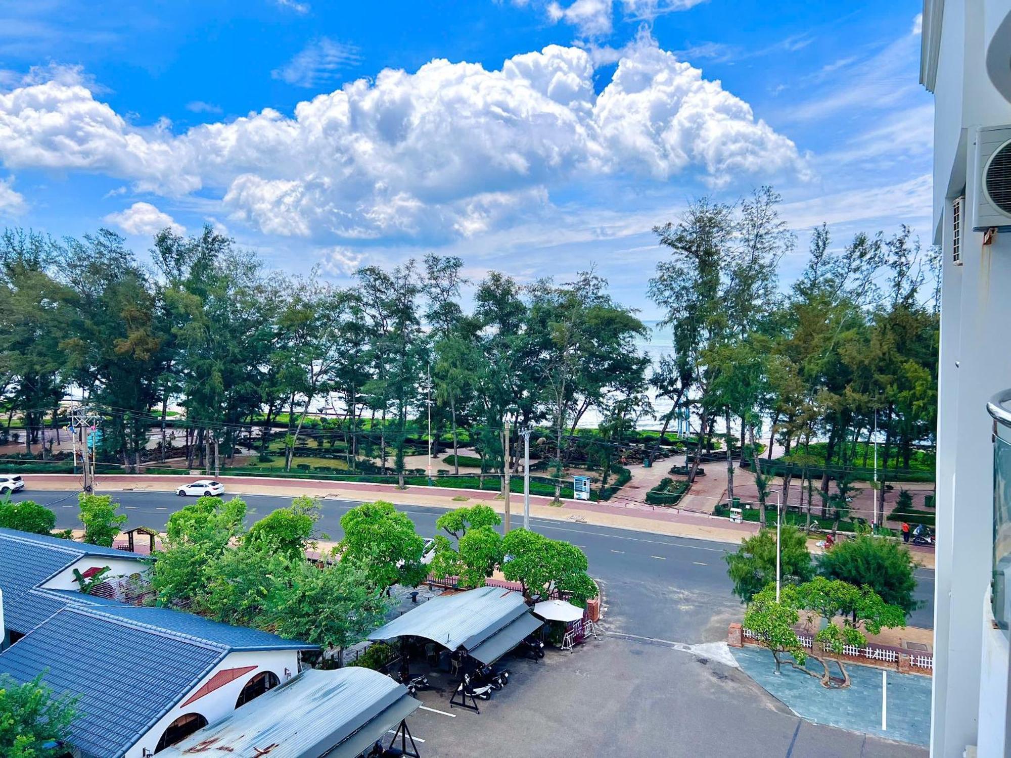 Отель Khach San Binh Minh Фантхьет Экстерьер фото