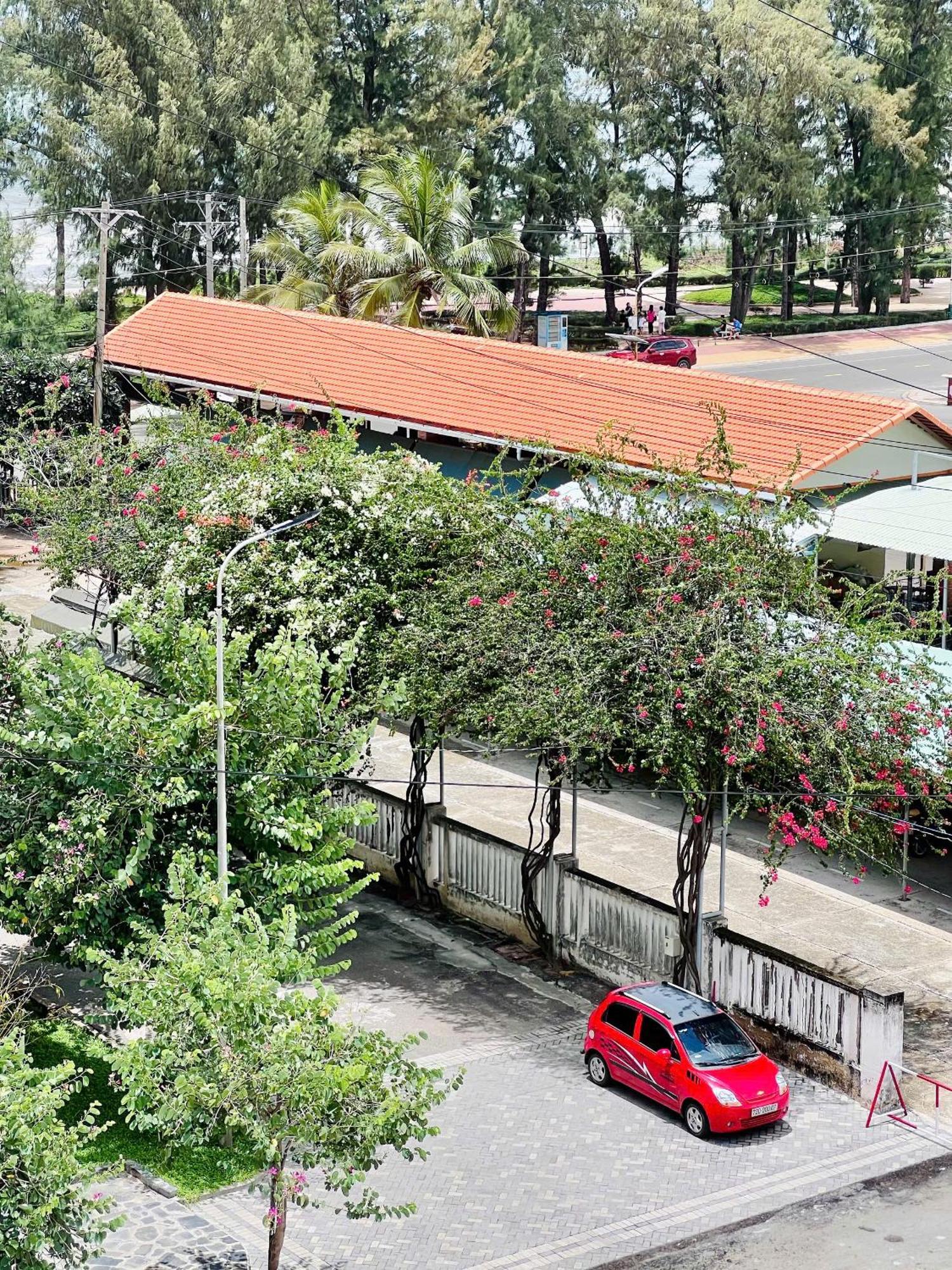 Отель Khach San Binh Minh Фантхьет Экстерьер фото