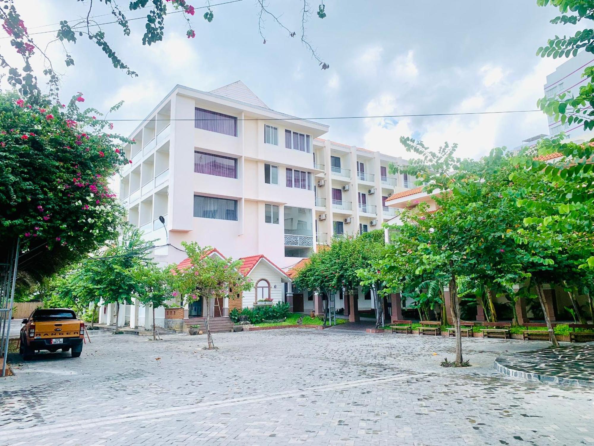 Отель Khach San Binh Minh Фантхьет Экстерьер фото