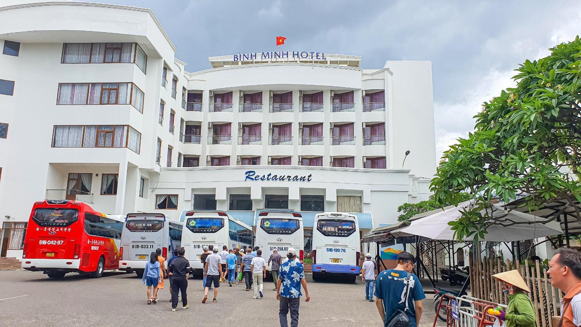 Отель Khach San Binh Minh Фантхьет Экстерьер фото