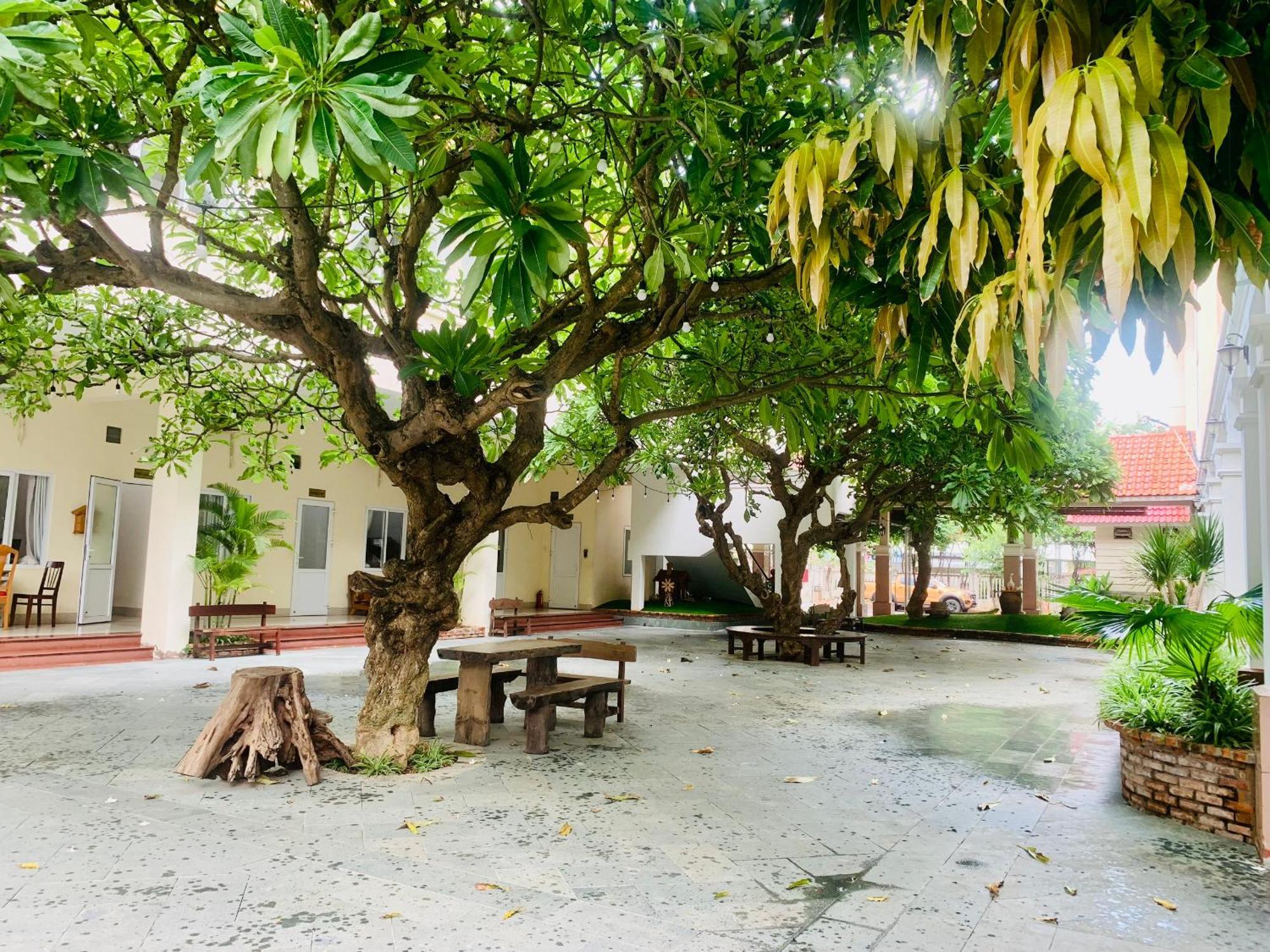 Отель Khach San Binh Minh Фантхьет Экстерьер фото